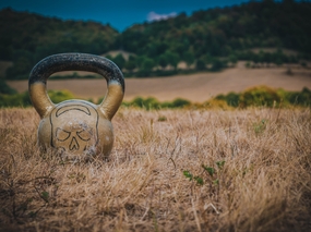 户外枯草地壶铃图片